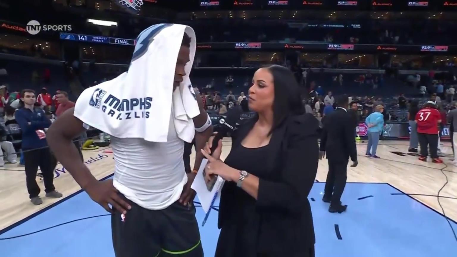 華子賽后接受一位豐滿女記者的采訪！