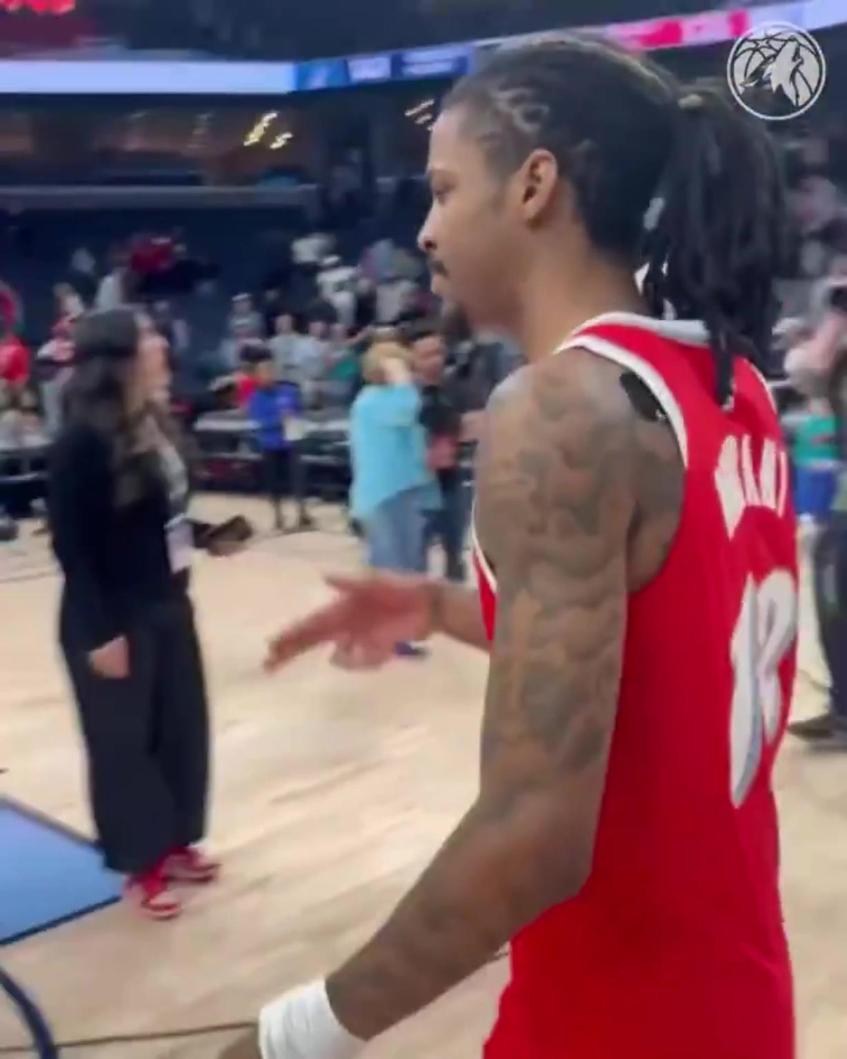 笑死！莫蘭特賽后與華子握手，竟然也是比出“手槍”的手勢(shì)