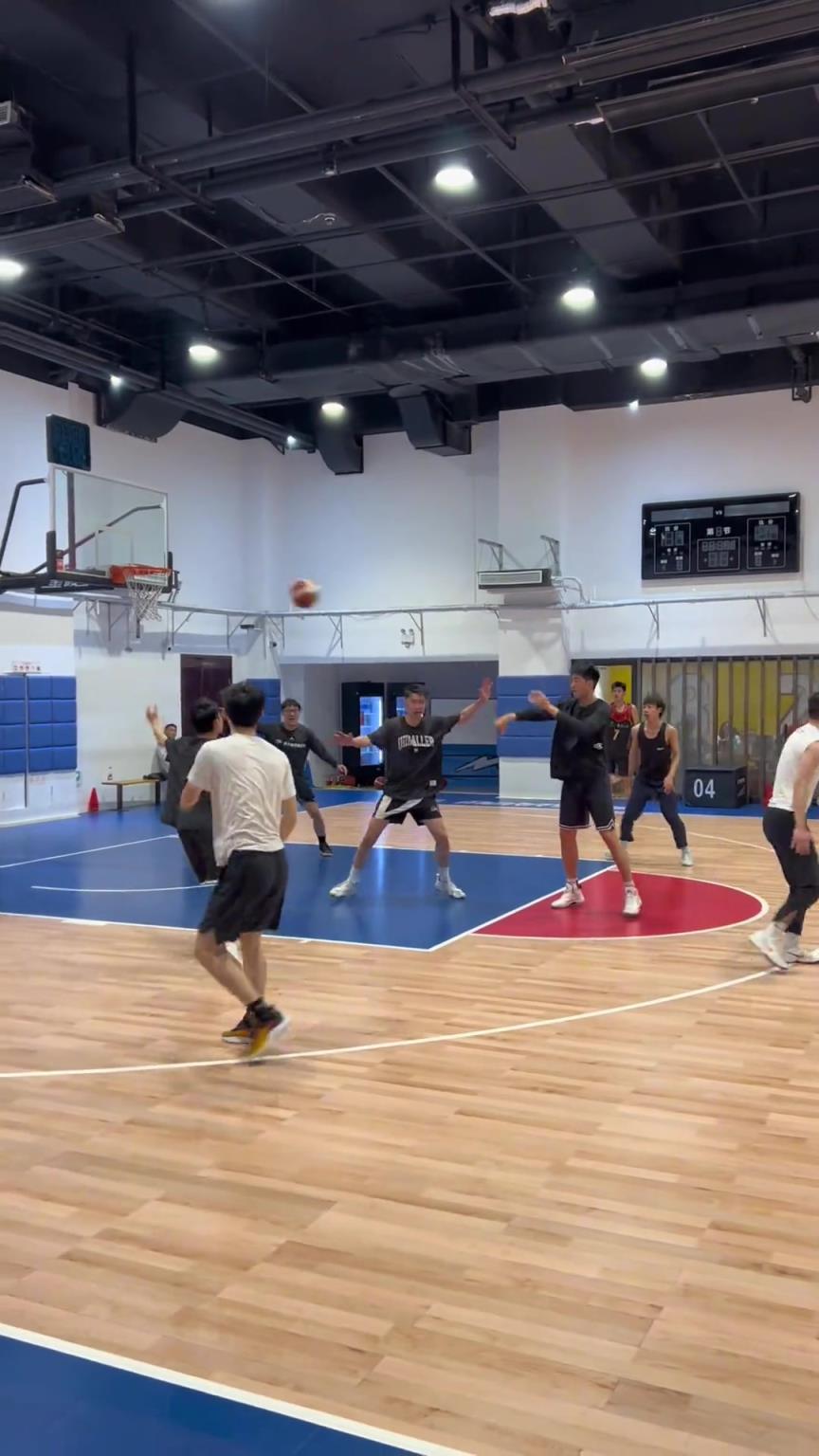 對(duì)手回家后：老婆，我今天在野球場(chǎng)匹配到巔峰馬刺隊(duì)了！