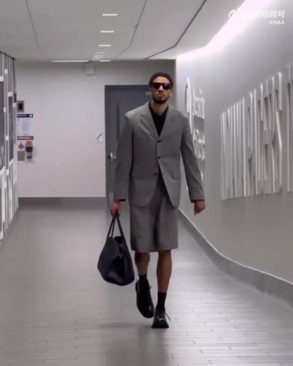 時(shí)尚潮男！哈利今日一身灰西裝短褲墨鏡搭配入場(chǎng) 腿真細(xì)！