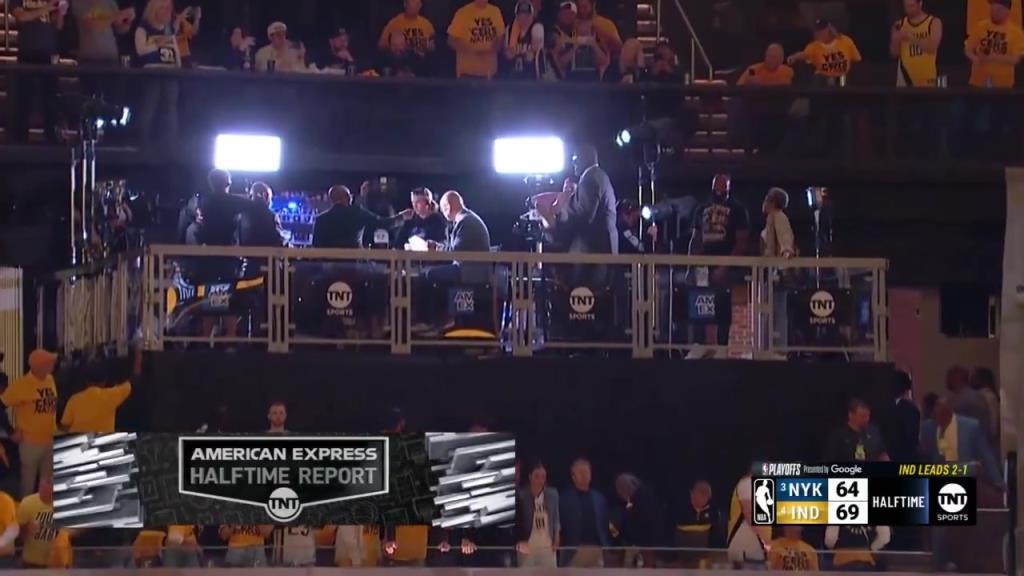 啊？轉(zhuǎn)播鏡頭給到解說(shuō)看臺(tái)，奧尼爾居然抱著一個(gè)人在彎舉