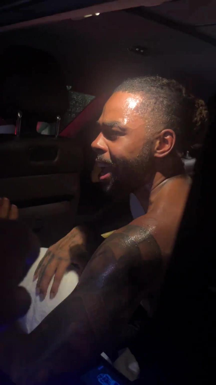 太熱情了！拉塞爾中國(guó)行坐車(chē)離開(kāi)球迷們被團(tuán)團(tuán)圍住