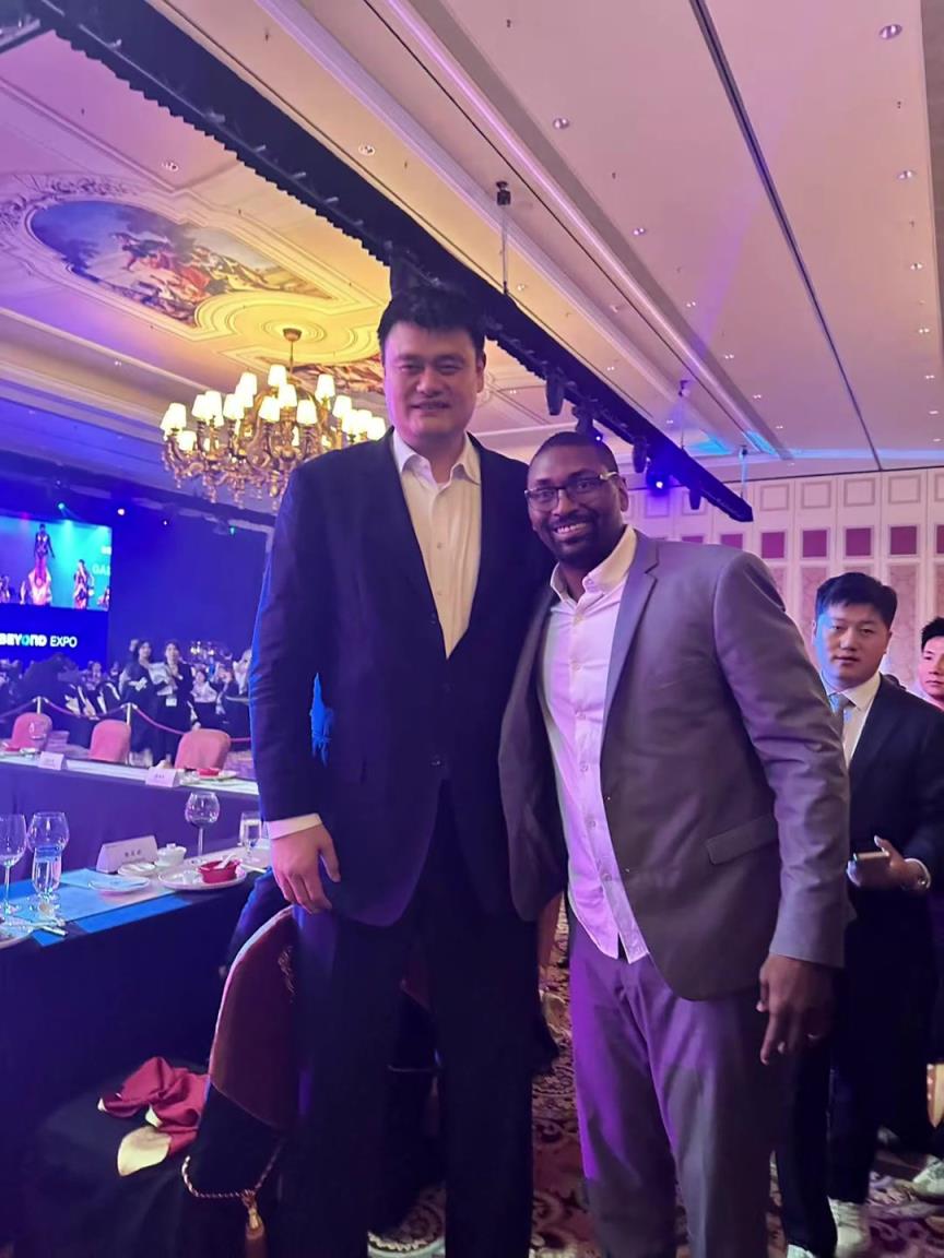 阿泰斯特曬與姚明合照：這是我最喜歡的隊(duì)友 姚！！