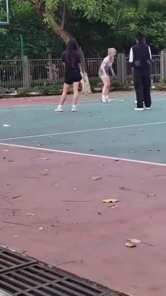 上來(lái)就背打女生的男人，真的活該沒(méi)有女朋友啊