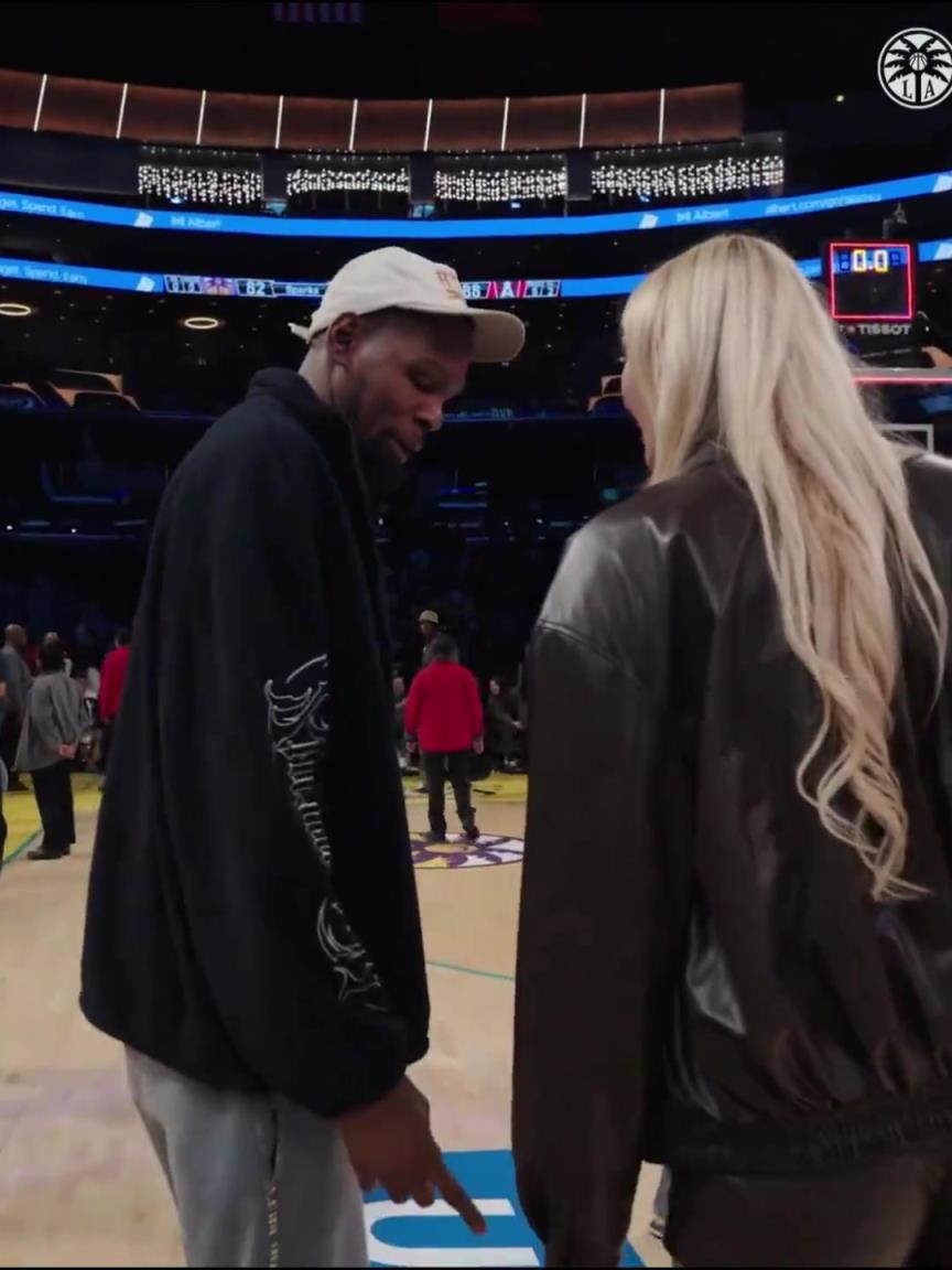 小帥這氣質！杜蘭特與庫里教妹布林克擁抱，眼睛好像一直偷瞟布林克大長腿