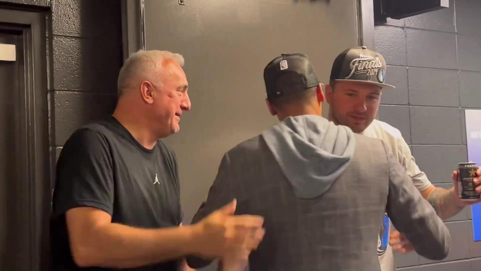 去年的今天，東契奇率隊(duì)殺入總決賽，賽后喝啤酒被芬利沒收