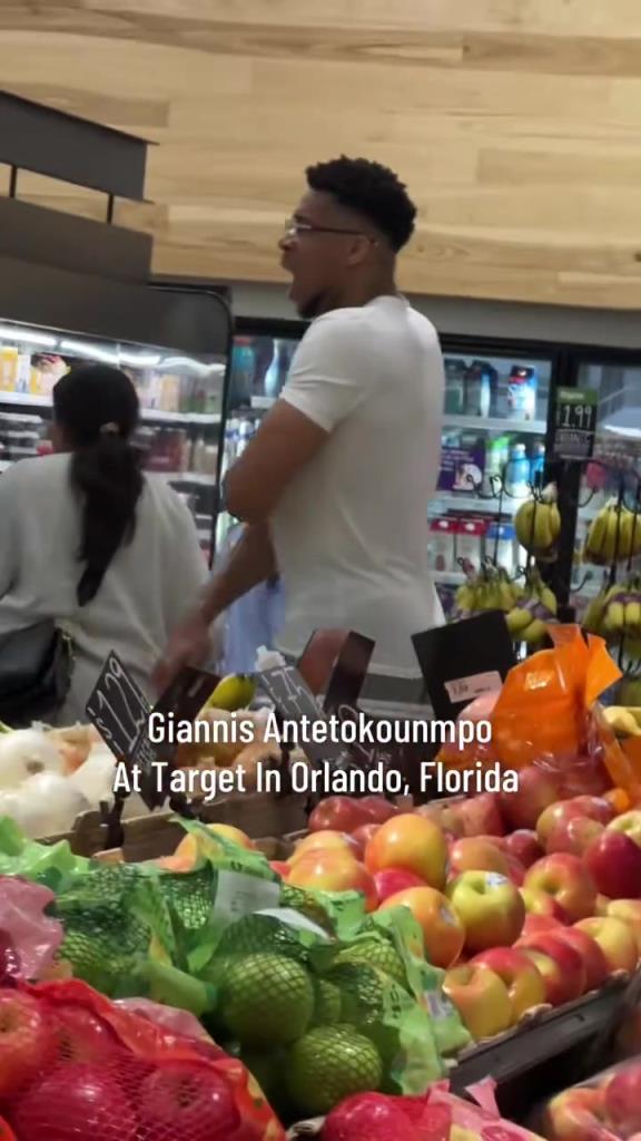 好男人啊！字母哥在奧蘭多度假 陪妻子一起逛超市