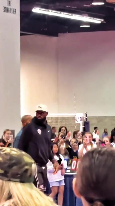 什么是巨星?。≌材匪宫F身排球場被小球迷包圍 這就是行走的流量