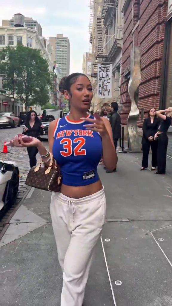 哇塞！一豐滿尼克斯女球迷身穿唐斯球衣，真是太吸引眼球了