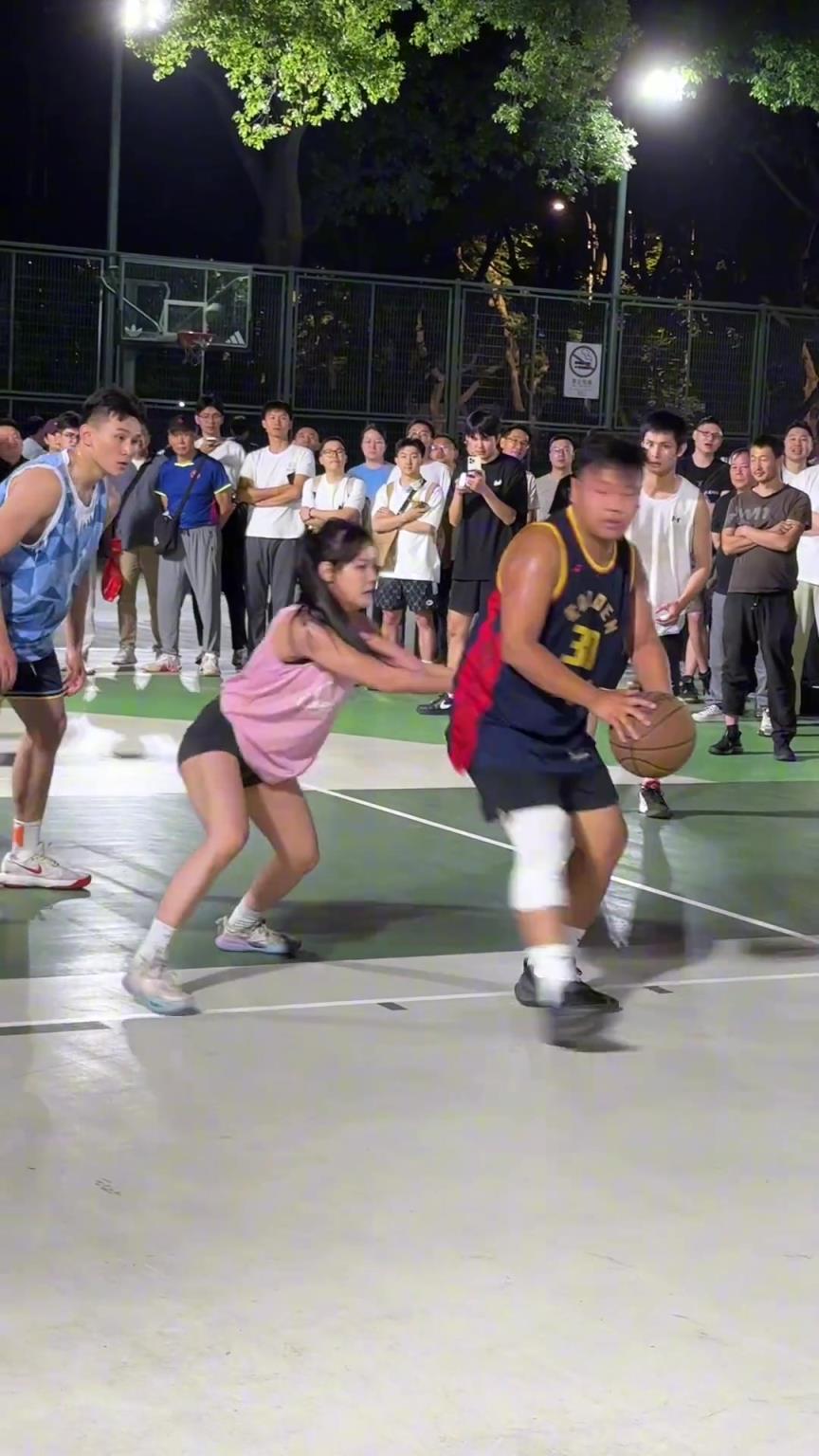 這哥們看見防自己的是女生，一個勁背打，球也不傳了